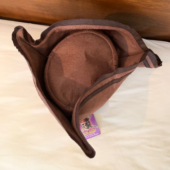 Disney Boney Pirate Hat & The Ghost Pirate Book - A Spirited Hologram Book - Picture 5 of 13